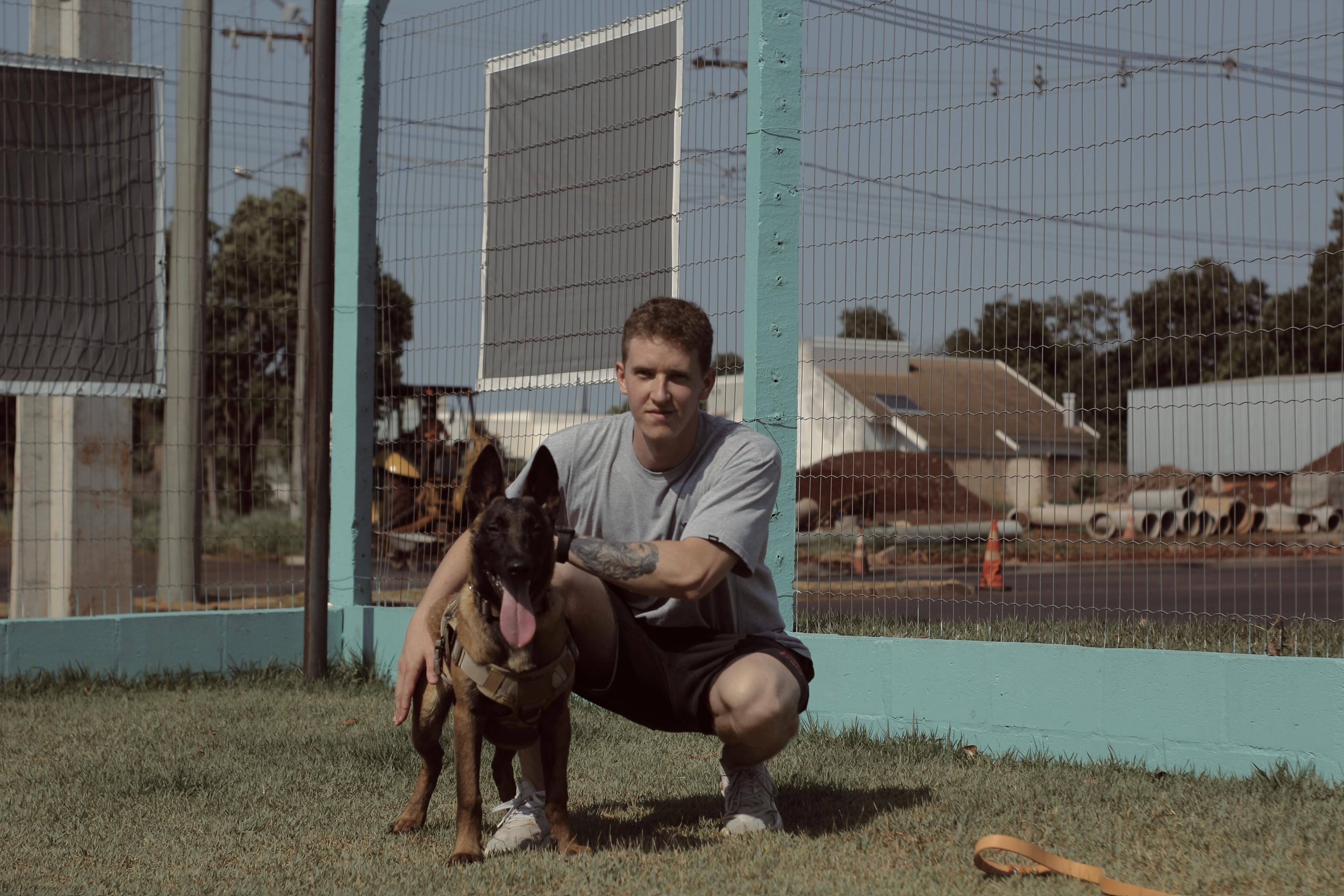 Eduardo Peccin com cães no Centro de Treinamento Peccin Pet Care