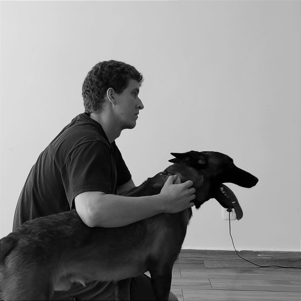 foto do fundador Eduardo Peccin com cão adestrado